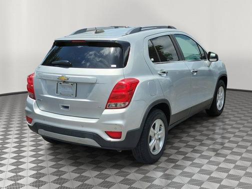 Silver Ice Metallic 2019 Chevrolet Trax LT