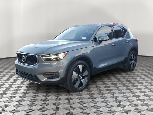 2021 Volvo XC40 T5 MOMENTUM