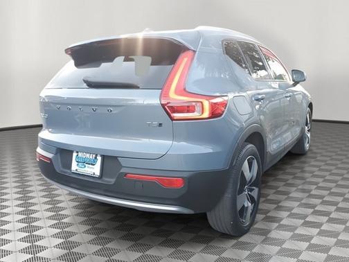 2021 Volvo XC40 T5 MOMENTUM