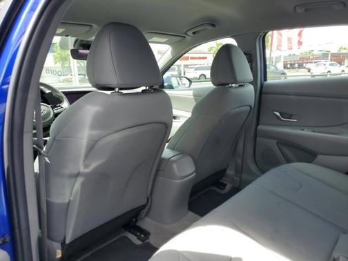2022 Hyundai ELANTRA SE