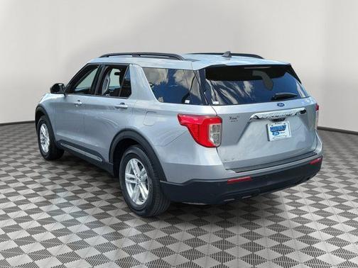 ICONIC SILVER METALLIC 2023 Ford Explorer XLT
