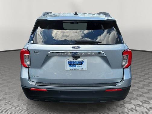 ICONIC SILVER METALLIC 2023 Ford Explorer XLT