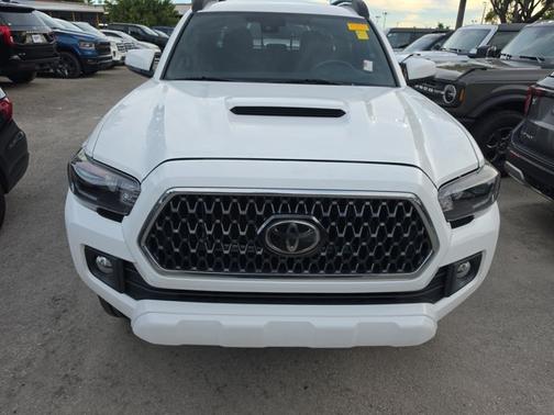Super White 2018 Toyota Tacoma TRD SPORT