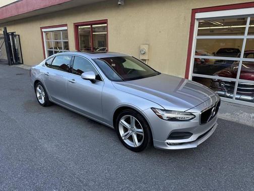 Bright Silver Metallic 2018 Volvo S90 T5 Momentum