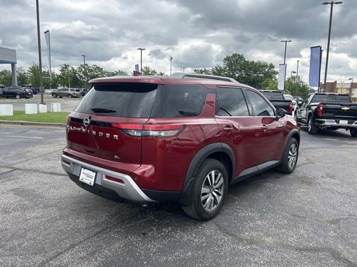 2022 Nissan Pathfinder SL
