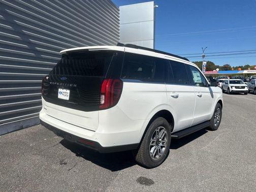 Star White Metallic Tri-Coat 2025 Ford Expedition Active