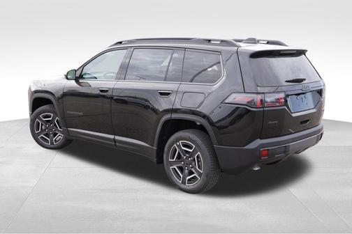 Diamond Black Crystal Pearlcoat 2026 Jeep Cherokee Laredo