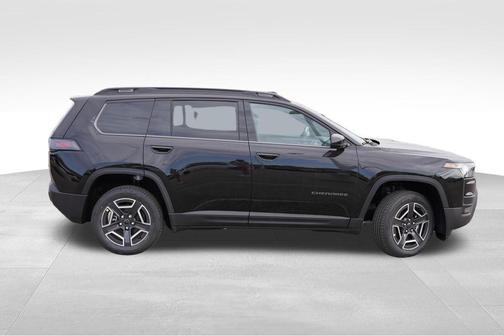 Diamond Black Crystal Pearlcoat 2026 Jeep Cherokee Laredo