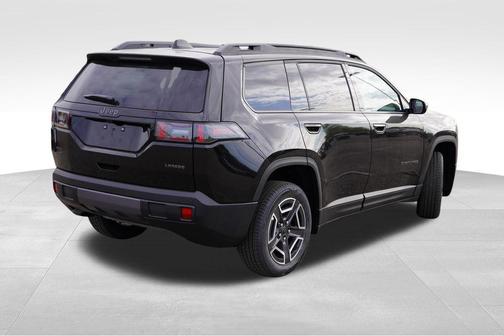 Diamond Black Crystal Pearlcoat 2026 Jeep Cherokee Laredo