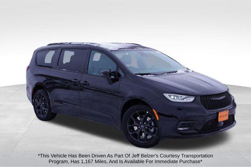 Diamond Black Crystal Pearlcoat 2026 Chrysler Pacifica L