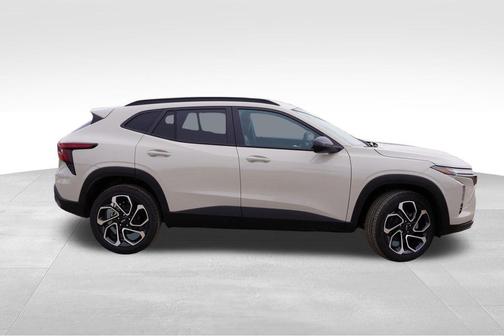 Summit White 2026 Chevrolet Trax FWD 2RS