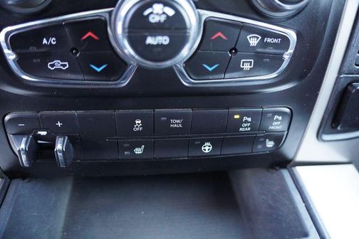 2017 RAM 3500 Big Horn Crew Cab 4x4 6'4' Box