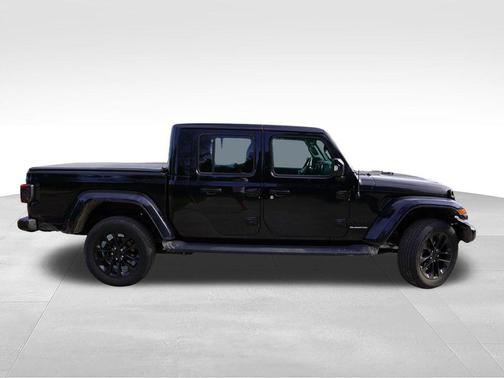 Black Clearcoat 2022 Jeep Gladiator High Altitude 4x4