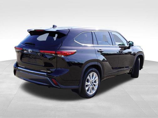 Opulent Amber 2022 Toyota Highlander Limited