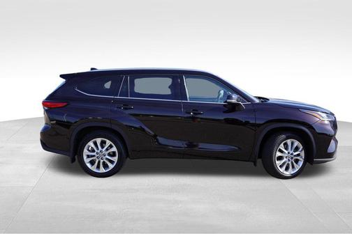 Opulent Amber 2022 Toyota Highlander Limited