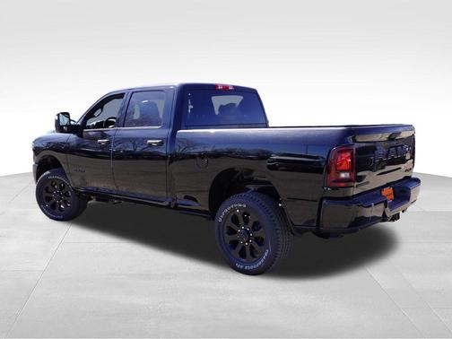 Diamond Black Crystal Pearlcoat 2026 RAM 2500 Big Horn Crew Cab 4x4 6'4' Box