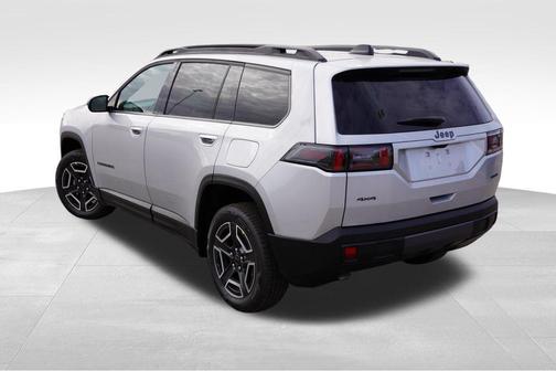 Silver Zynith Clearcoat 2026 Jeep Cherokee Laredo