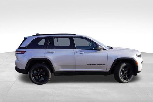 Silver Zynith 2026 Jeep Grand Cherokee Altitude