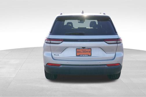 Silver Zynith 2026 Jeep Grand Cherokee Altitude