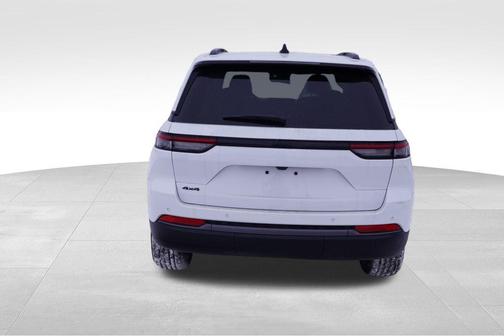 Bright White Clearcoat 2026 Jeep Grand Cherokee Altitude