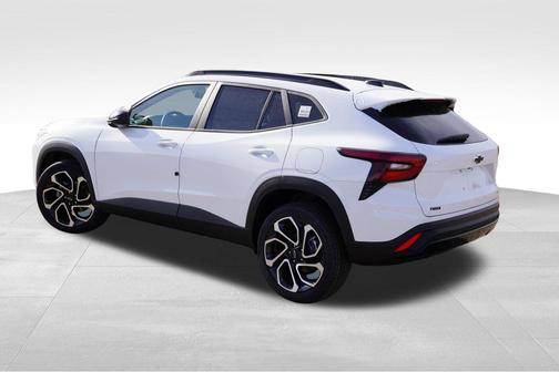 Summit White 2026 Chevrolet Trax FWD 2RS