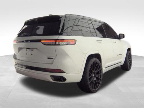 2022 Jeep Grand Cherokee Summit