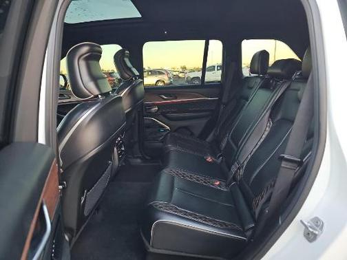 2022 Jeep Grand Cherokee Summit