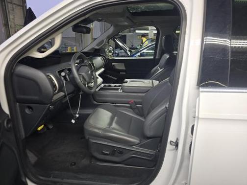Oxford White 2025 Ford Expedition Active
