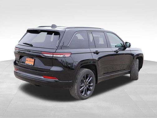 Diamond Black Crystal Pearlcoat 2026 Jeep Grand Cherokee Limited