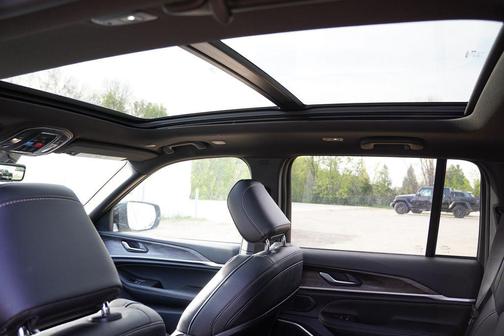 Diamond Black Crystal Pearlcoat 2026 Jeep Grand Cherokee Limited