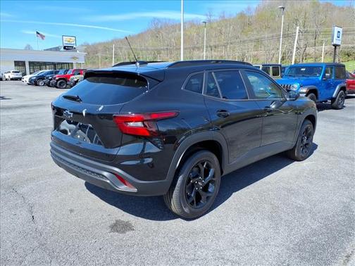 Mosaic Black Metallic 2026 Chevrolet Trax LT