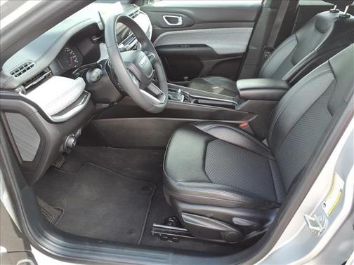 Silver Zynith Metallic Clearcoat 2024 Jeep Compass Latitude
