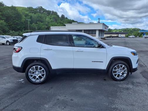 2022 Jeep Compass Latitude Lux