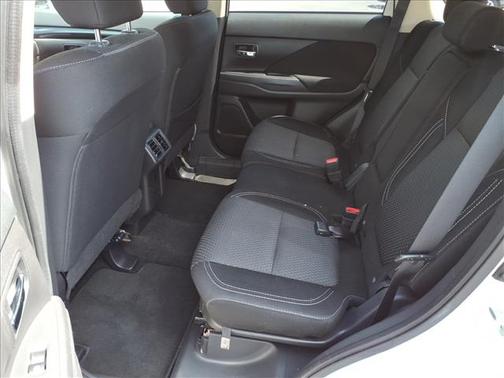 White 2020 Mitsubishi Outlander ES