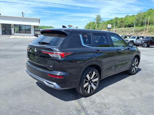 Black 2025 Mitsubishi Outlander SE