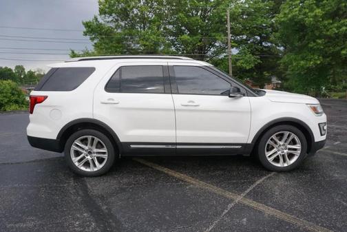 White 2016 Ford Explorer XLT
