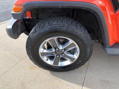 Photo 4 of 37 of 2018 Jeep Wrangler Unlimited Sahara