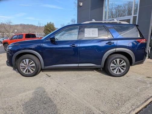 2023 Nissan Pathfinder SL 4WD