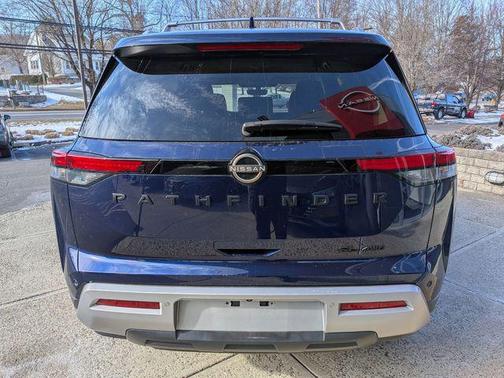 2023 Nissan Pathfinder SL 4WD