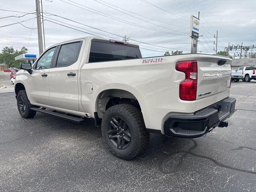 White Sands 2026 Chevrolet Silverado 1500 Custom Trail Boss