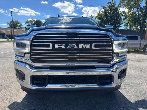 Diamond Black Crystal Pearlcoat 2022 RAM 2500 Laramie Crew Cab 4x4 6'4' Box