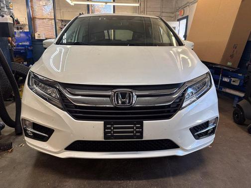 White Diamond Pearl 2019 Honda Odyssey Elite