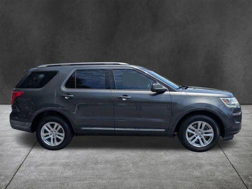 Magnetic Metallic 2018 Ford Explorer XLT