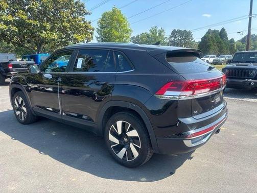 Deep Black Pearl Effect 2024 Volkswagen Atlas Cross Sport 2.0T SE w/Technology