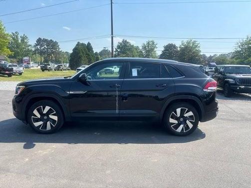 Deep Black Pearl Effect 2024 Volkswagen Atlas Cross Sport 2.0T SE w/Technology