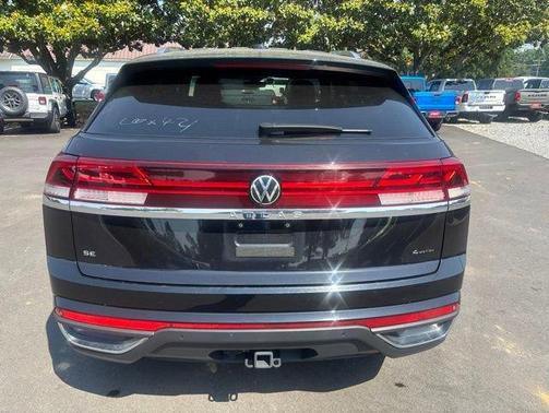 Deep Black Pearl Effect 2024 Volkswagen Atlas Cross Sport 2.0T SE w/Technology
