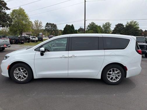 Bright White Clearcoat 2023 Chrysler Pacifica Touring-L