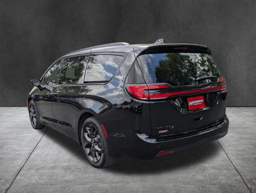 Diamond Black 2026 Chrysler Pacifica Select