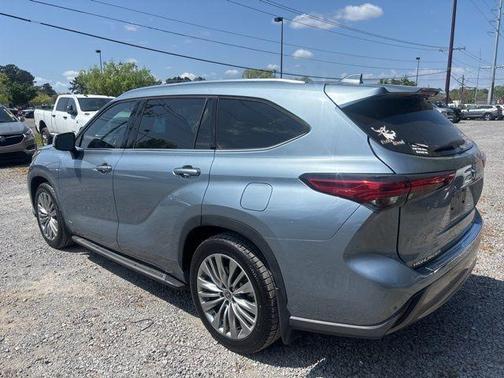 Moon Dust 2022 Toyota Highlander Hybrid Platinum