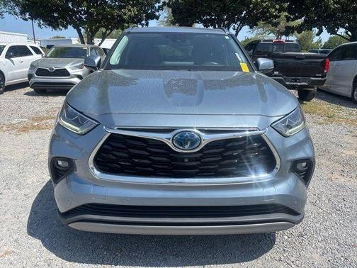 Moon Dust 2022 Toyota Highlander Hybrid Platinum